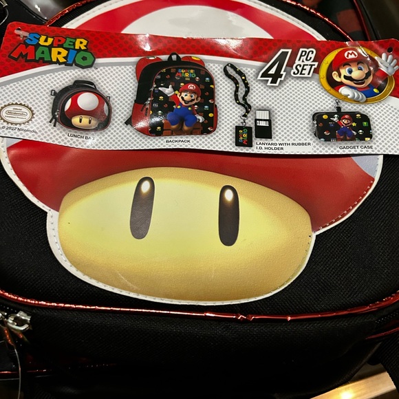Super Mario Backpack 4pc set - backpack 17”, lunch bag, gadget case & lanyard - Picture 3 of 9